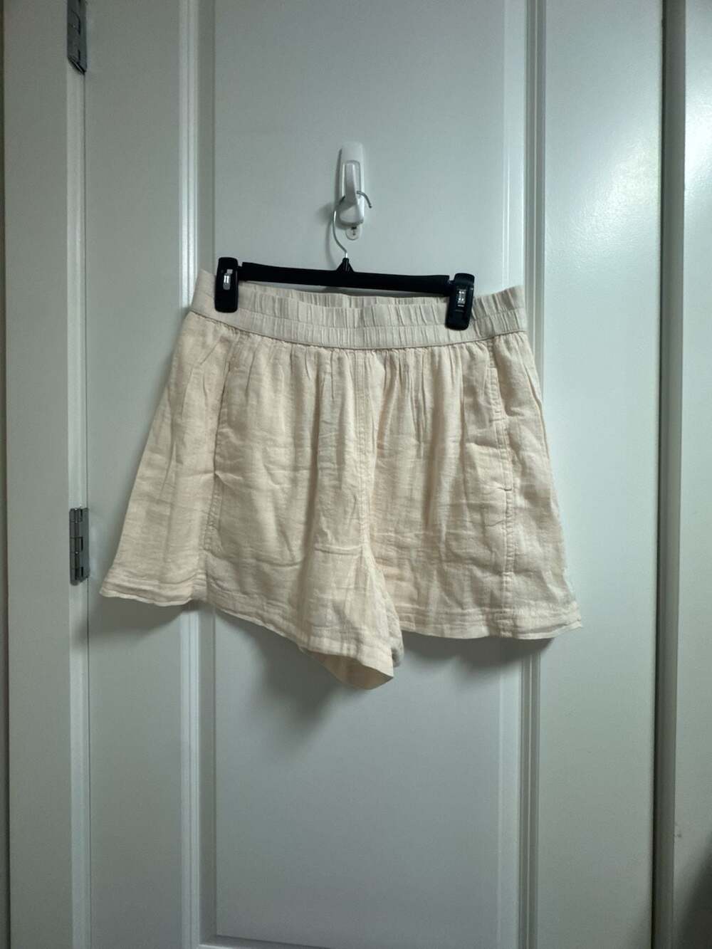 American Eagle AE Stretch High-Waisted Soft Short Cream Size M NWT